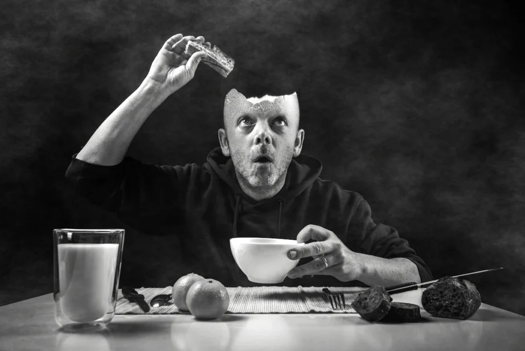 Photomontage surréaliste en noir et blanc, autoportrait mis en scène